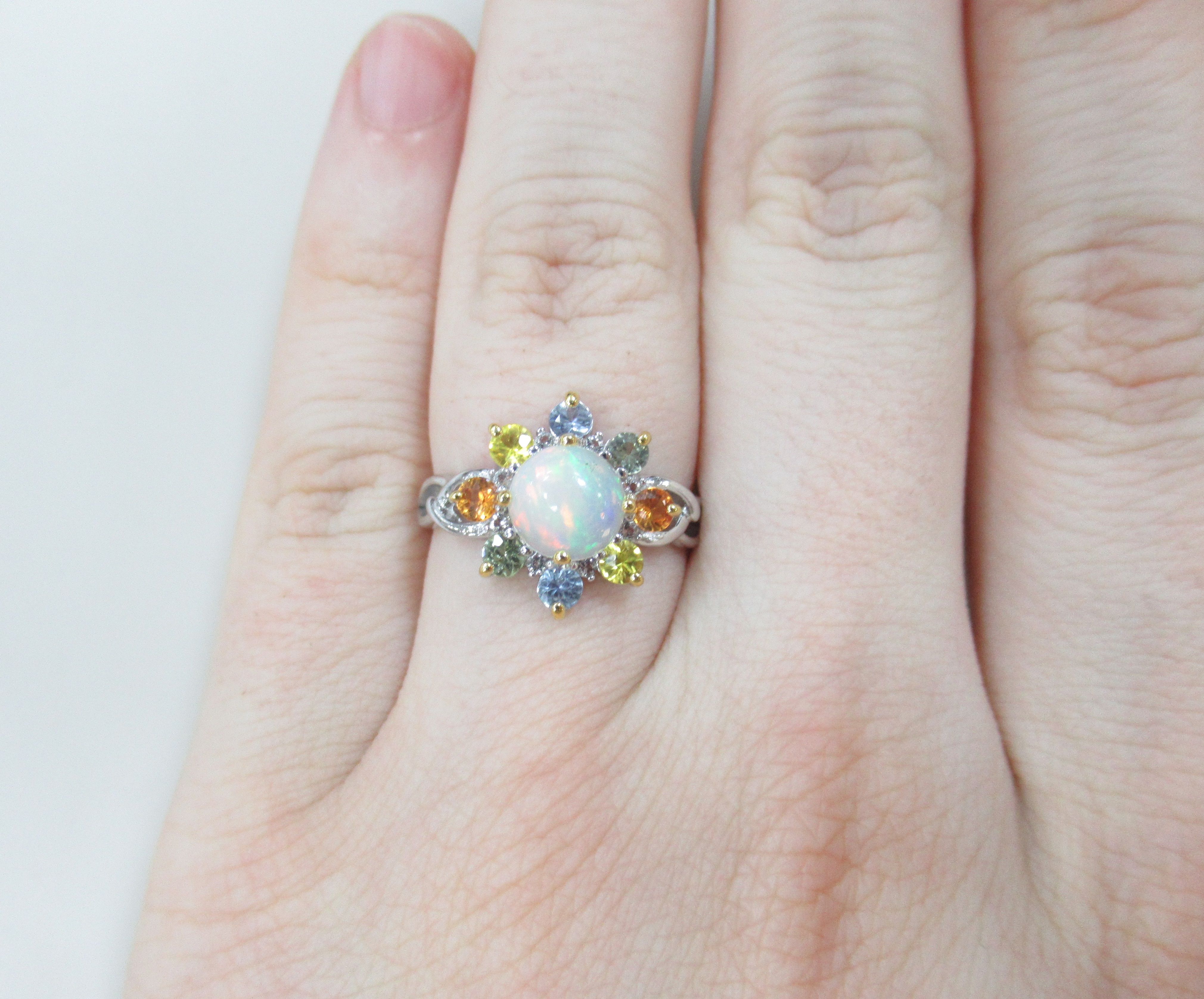 Серебряное кольцо с опалом и мультисапфирами "Цветок"